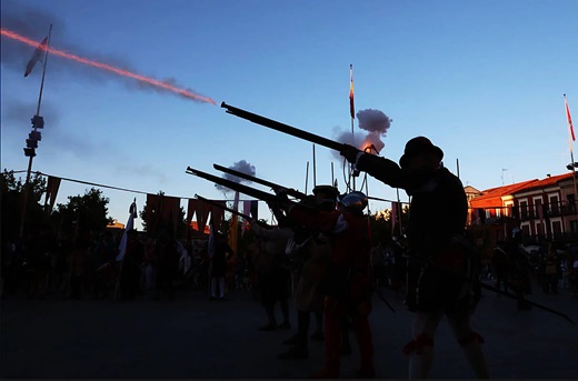 Se presentaba como una novedad este año, y no ha dejado indiferente a nadie. En la tarde de este viernes, Medina del Campo volvía a ser testigo de una nueva recreación histórica enmarcada en la Feria de Imperiales y Comuneros que ha colmado de ... historia y tradición el centro neurálgico de la localidad.